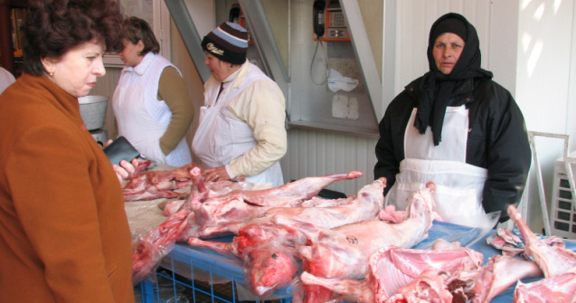 Masa de Paște, mai săracă și mai scumpă. Preţul uriaş cu care se vinde un kg de miel