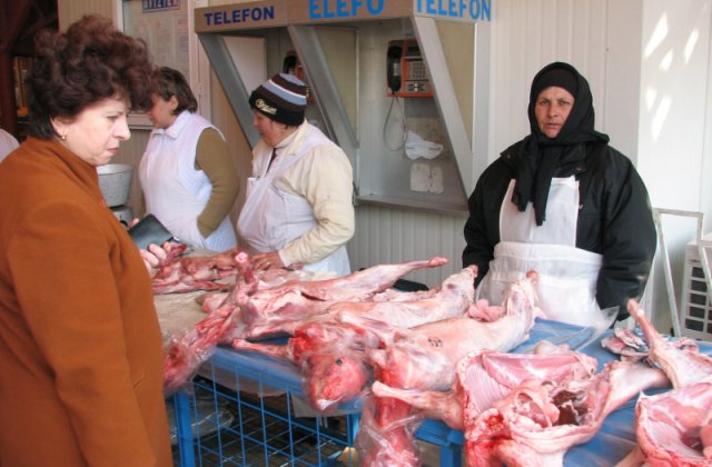 Masa de Paște, mai săracă și mai scumpă. Preţul uriaş cu care se vinde un kg de miel 