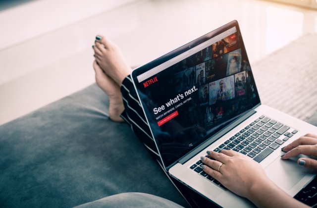 Abonamentul Netflix &icirc;n Rom&acirc;nia s-a ieftinit. C&acirc;t costă acum cel mai mic abonament