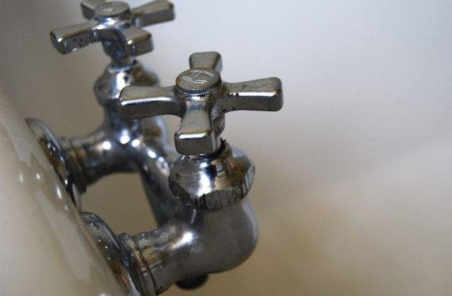 Sute de mii de bucuresteni au ramas fara apa calda, din cauza unei datorii