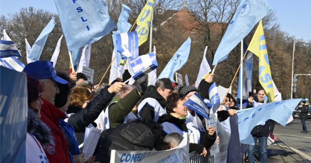 Profesorii protestează în Piața Victoriei. Principalele nemulțumiri: amenință cu grevă generală în perioada de Bacalaureat și Evaluare Națională