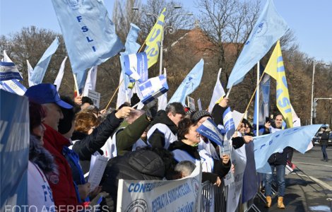 Profesorii protestează în Piața Victoriei. Principalele nemulțumiri: amenință cu grevă generală în perioada de Bacalaureat și Evaluare Națională