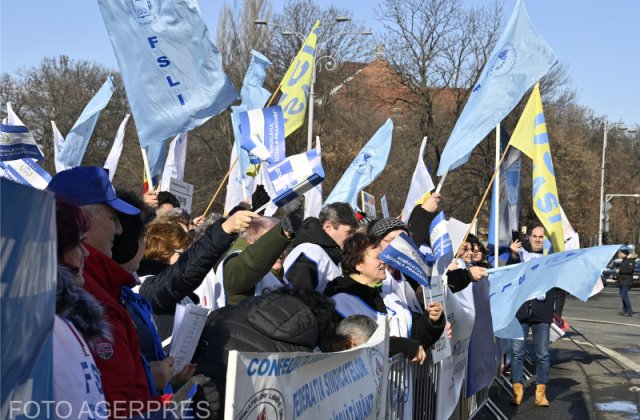 Profesorii protestează &icirc;n Piața Victoriei. Principalele nemulțumiri: amenință cu grevă generală &icirc;n perioada de Bacalaureat și Evaluare Națională