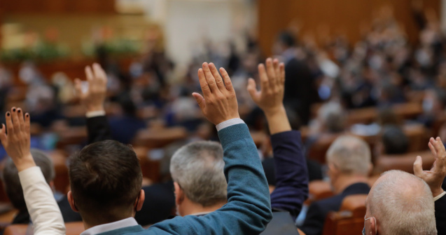 Senatul a votat legea pensiilor speciale. USR a protestat contra legii adoptate