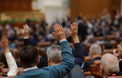 Senatul a votat legea pensiilor speciale. USR a protestat contra legii adoptate