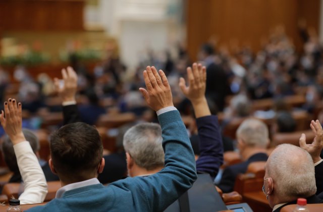 Senatul a votat legea pensiilor speciale. Decizia a st&acirc;rnit un scandal monstru. USR a protestat contra legii