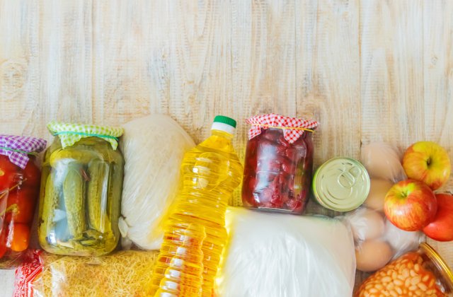 Scumpiri din pix la alimentele de bază. Consiliul Concurenței investighează 13 producători de ulei, unt și zahăr pentru posibile &icirc;nțelegeri de stabilire a prețurilor