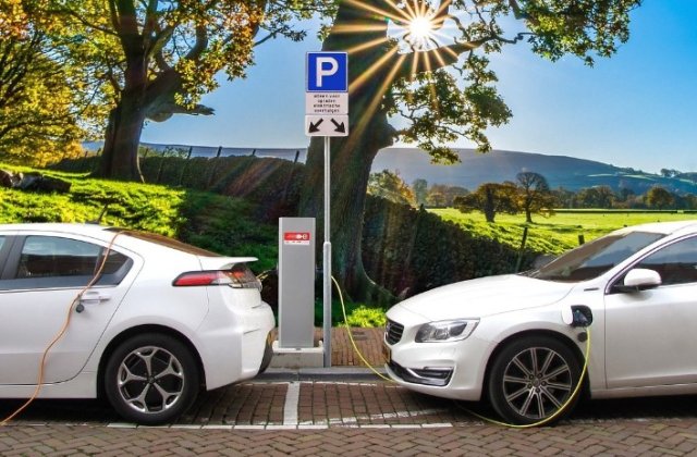 Mașină electrică sau mașină hibrid? Vezi avantajele și dezavantajele fiecărei opțiuni!