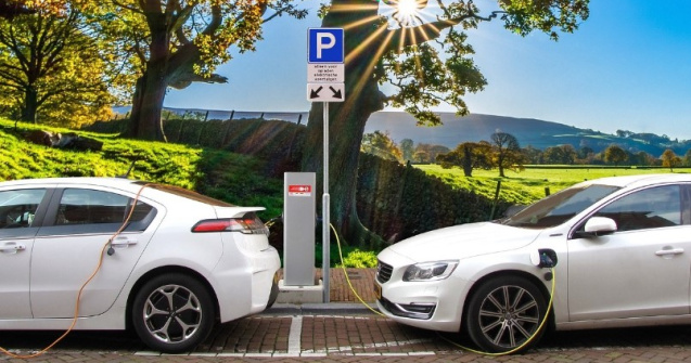 Mașină electrică sau mașină hibrid? Vezi avantajele și dezavantajele fiecărei opțiuni!