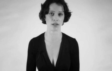  Video  Poate canta doua note muzicale in ACELASI TIMP