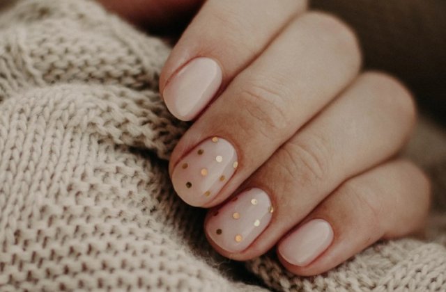 Roz, floral, galben, strasuri sau cromat? Tu ce alegi?