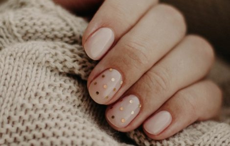 Roz, floral, galben, strasuri sau cromat? Tu ce alegi?