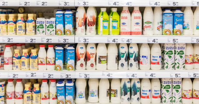 Scade prețul laptelui pentru 6 luni. Cum vor fi ajutați crescătorii de vaci