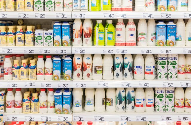 Scade prețul laptelui pentru 6 luni. Cum vor fi ajutați crescătorii de vaci