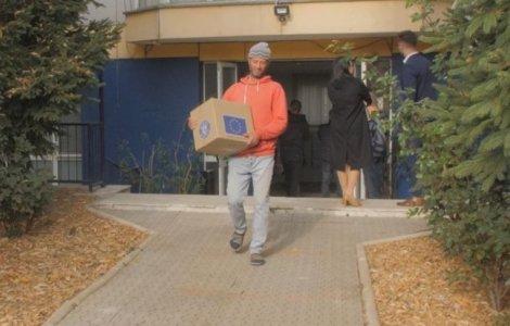 A început distribuirea pachetelor cu 25 de kilograme de alimente de la UE. Cine poate primi acest ajutor