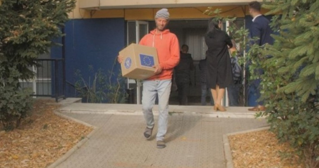 A început distribuirea pachetelor cu 25 de kilograme de alimente de la UE. Cine poate primi acest ajutor