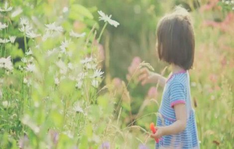  Video  La 5 ani nu poate vorbi, dar a UIMIT lumea cu picturile sale