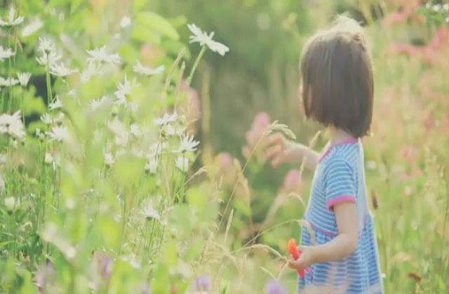 [Video] La cinci ani nu poate vorbi, dar a UIMIT lumea cu picturile sale