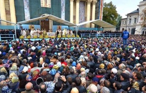 Mii de persoane, la slujba de Sfanta Parascheva, la care asista si Ponta