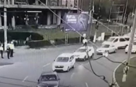VIDEO Polițist de la Rutieră, lovit cu o piatră în cap, în timpul...