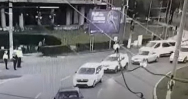 VIDEO Polițist de la Rutieră, lovit cu o piatră în cap, în timpul unei altercații între suporterii Oțelul Galați și Dinamo