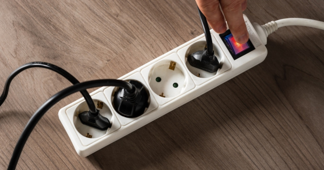 Consumul de curent al utilizatorilor casnici din România, mai mic cu 15% în primele luni ale anului. Exporturile de energie electrică sunt în creștere