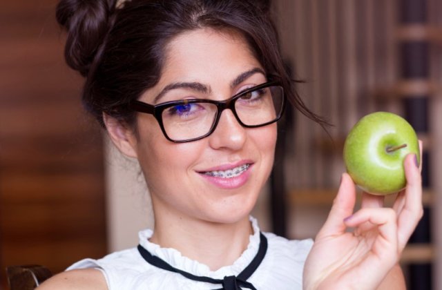 Alimente sigure &icirc;n timpul tratamentului ortodontic: ce poți m&acirc;nca atunci c&acirc;nd porți aparat dentar