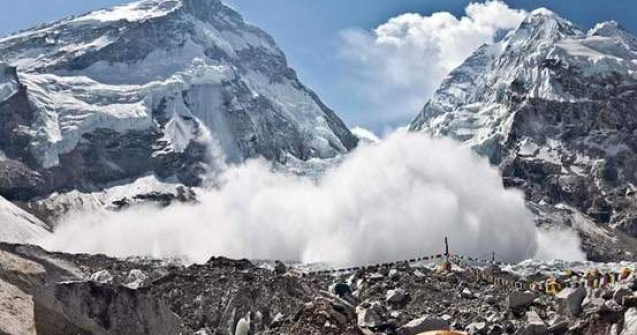  Video  Avalansa CUMPLITA in Himalaya. Peste 24 de alpinisti, morti