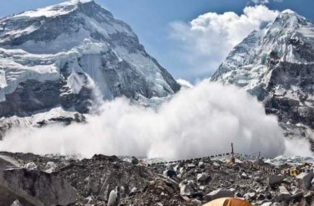 [Video] TRAGEDIE in Himalaya. Cel putin 24 de alpinisti, morti in urma unei avalanse