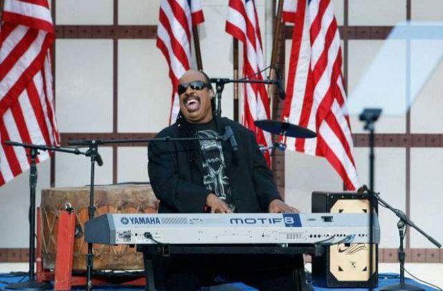 Stevie Wonder va deveni tata de tripleti, la 64 de ani