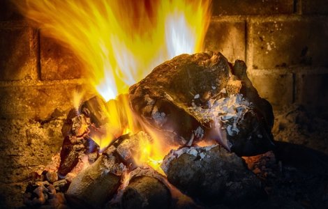 La ce să fii atent atunci când cumperi șeminee pe lemne: TOP criterii de avut în vedere