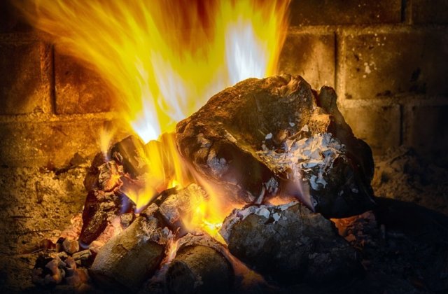 La ce să fii atent atunci c&acirc;nd cumperi șeminee pe lemne: TOP criterii de avut &icirc;n vedere