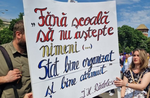 Protest al profesorilor, acum, &icirc;n București. Premierul Ciucă, &icirc;nt&acirc;lnire cu sindicaliștii pentru o nouă rundă de negocieri 