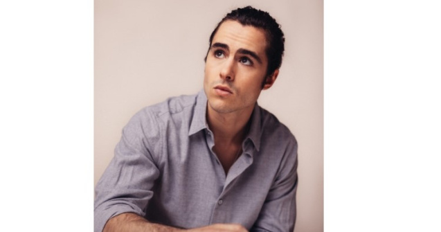 Ben Schnetzer a semnat pentru rolul celebrului dirijor român Sergiu Celibidache în filmul „Cravata galbenă”, în locul lui Rupert Friend