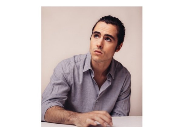 Ben Schnetzer a semnat pentru rolul celebrului dirijor rom&acirc;n Sergiu Celibidache &icirc;n filmul &bdquo;Cravata galbenă&rdquo;, &icirc;n locul lui Rupert Friend