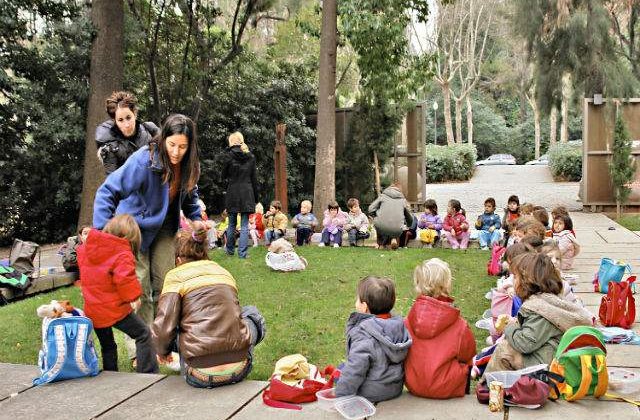 Medic: Ghiozdanul ideal trebuie sa aiba 8,2 % din greutatea copilului