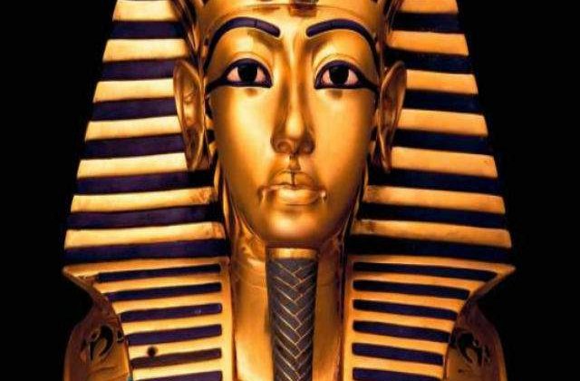 Studiu: Tutankhamon avea un picior stramb si solduri feminine