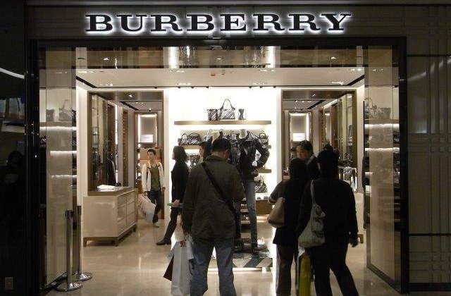 Casa de moda Burberry, in centrul unui scandal din cauza folosirii blanurilor naturale