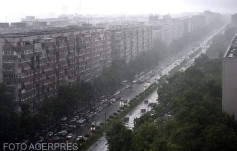 ANM: Patru județe, sub cod roșu de vreme severă. Va ploua într-o zi cât pentru o lună