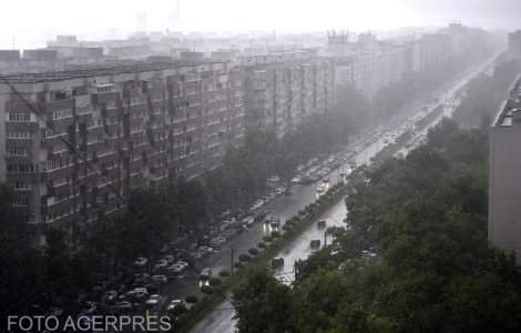 ANM: Patru județe, sub cod roșu de vreme severă. Va ploua într-o zi cât pentru o lună