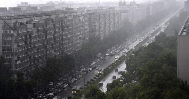 ANM: Patru județe, sub cod roșu de vreme severă. Va ploua într-o zi cât pentru o lună