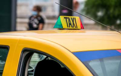 Taximetriștii protestează în...