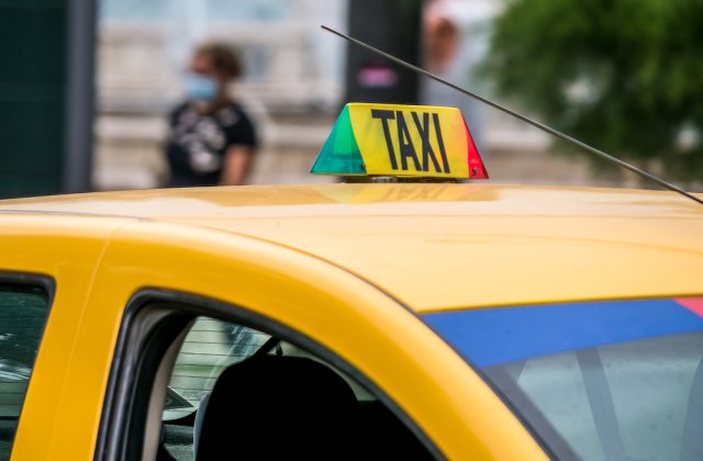 Taximetriștii protestează &icirc;n marile orașe din țară. De ce sunt nemulțumiți aceștia