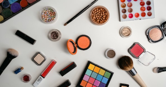 Tendințele verii în machiaj: naturaleţe şi expresivitate