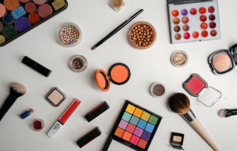 Tendințele verii în machiaj: naturaleţe şi expresivitate