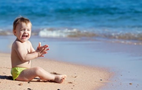 3 sfaturi utile pentru îngrijirea pielii bebelușului pe timp de vară