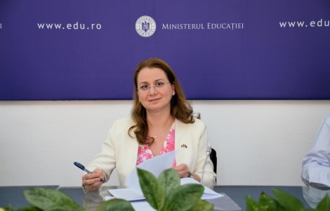 Fraudă BAC 2023. Ministrul Ligia Deca, despre scandalul scurgerii subiectelor la examen: „Camere microscopice, aflate în nasture”