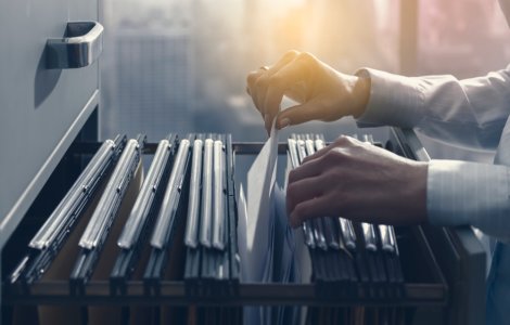 Fără dosare cu șină în România. Instituțiile publice nu mai au voie să solicite nici copii după acte