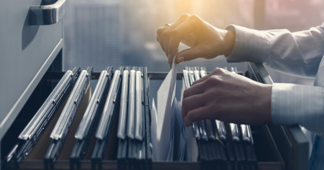 Fără dosare cu șină în România. Instituțiile publice nu mai au voie să solicite nici copii după acte