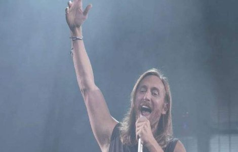 David Guetta vrea sa fie primul DJ care mixeaza muzica in spatiu